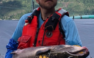 Jordan Frizzley tenant un gros saumon