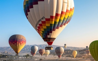 Vol de montgolfières à l’aube