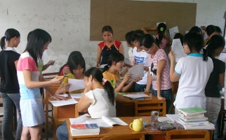 Une salle de classe avec des élèves qui discutent