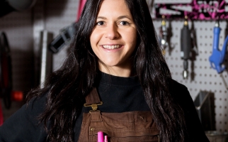 Daniela Torelli dans un atelier de soudure.
