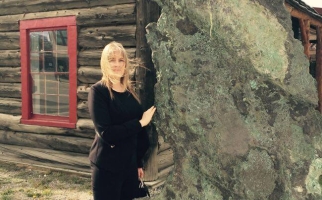 Lesley Hymers à côté d'une pépite de cuivre géante à l'extérieur du musée McBride, à Whitehorse, au Yukon.