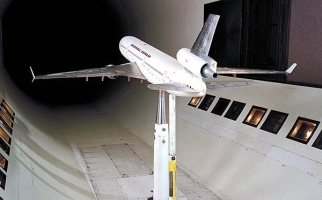 Un avion grandeur nature dans une soufflerie aérodynamique