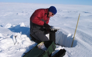 Chris Derksen en train de faire ses recherches sur le terrain en Arctique.