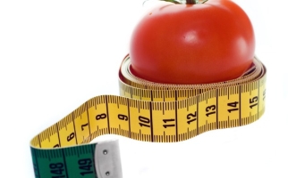 Ruban à mesurer enroulé autour d’une tomate