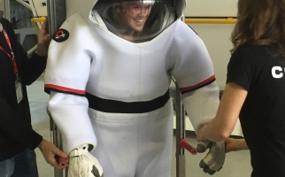 Katie Harris essayant une combinaison spatiale de simulation au Centre européen des astronautes.