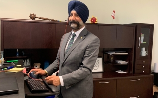 Le Dr Harpreet Kochhar devant un ordinateur dans son bureau.