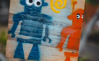 Carton en bois avec des robots peints