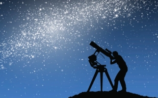 Personne regardant dans un télescope