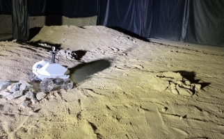 Un prototype de rover lunaire dans des conditions comparables à celles de l'espace.