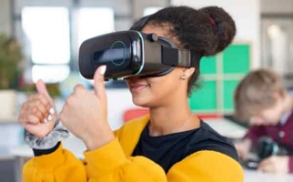 Élève portant un casque de réalité virtuelle dans une salle de classe
