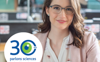 Melissa Valdez souriant à la caméra dans un laboratoire scientifique avec le logo Parlons sciences 30e