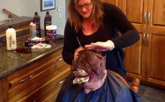 Stephanie Butler Tucker coiffant une cliente