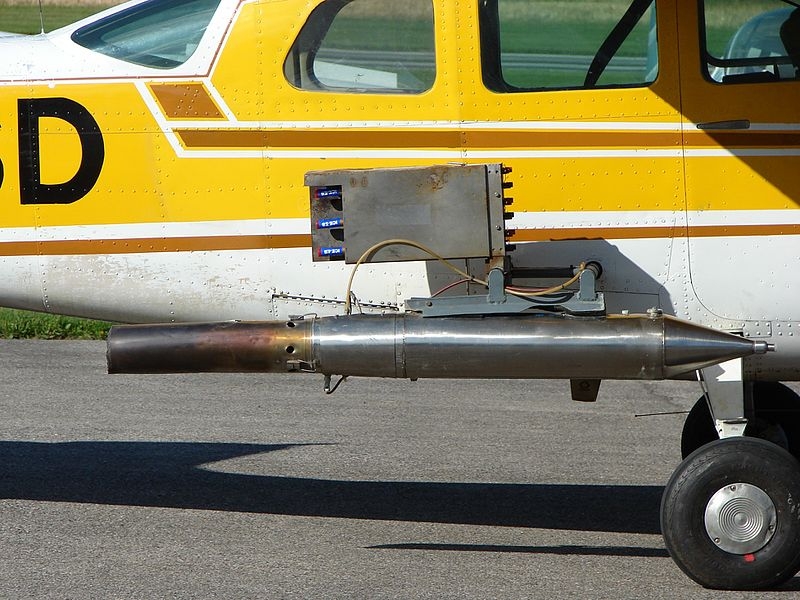 Dispositif d’ensemencement des nuages fixé sur le fuselage d’un petit avion