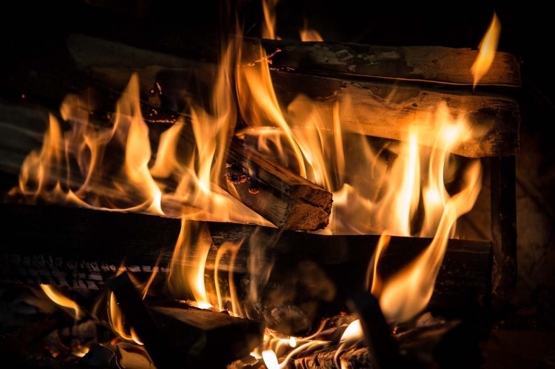 La combustion du bois est un bon exemple de réaction chimique qui permet de percevoir à la fois la lumière et la chaleur 