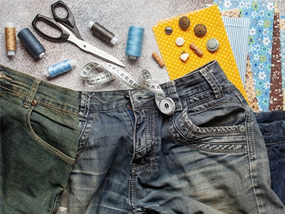 Jeans and sewing tools (MurzikNata, iStockphoto)