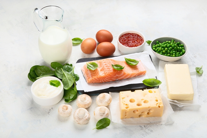 Le poisson, les œufs de poisson, les œufs, les champignons et les produits laitiers enrichis sont tous de bonnes sources de vitamine D 