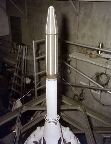 Le satellite Explorer 1 posé sur la fusée Jupiter-C