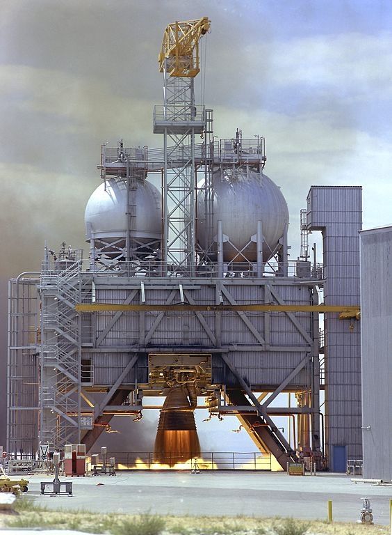 Un moteur-fusée F-1 est mis à feu sur une plateforme d’essais à la base aérienne militaire Edwards, en Californie, en 1964