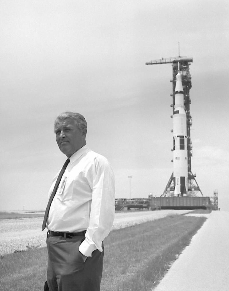 Wernher von Braun, l’un des ingénieurs en génie aérospatial les plus célèbres devant son projet le plus connu, la fusée Saturn V