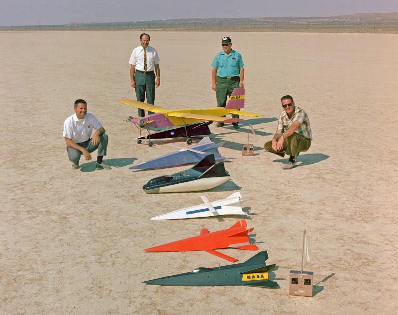 Des ingénieurs du Centre de recherche Langley de la NASA photographiés aux côtés de modèles réduits pour les essais de vol radiocommandés, en 1969