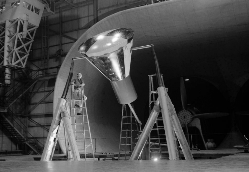 Un modèle grandeur nature d’une capsule spatiale Mercury dans la soufflerie à grande échelle du Centre de recherche Langley de la NASA en Virginie, en 1959