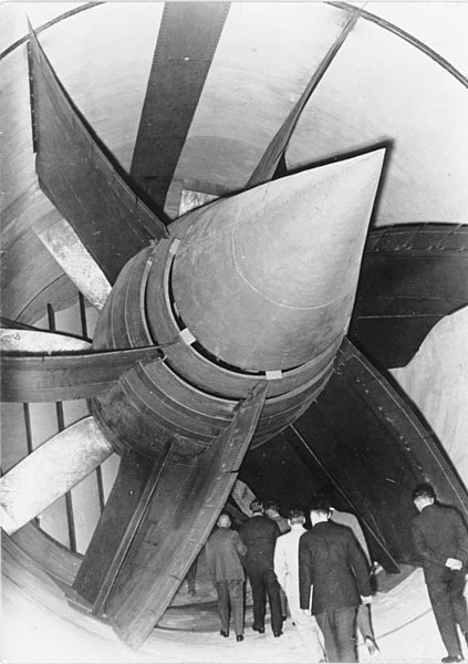 L’assemblage du ventilateur de 8,5 m (28 pieds) de la soufflerie aérodynamique de l’Institut allemand de recherche sur l’aviation à Berlin, 1935
