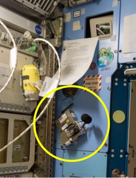 un dosimètre acoustique installé sur un mur de la Station spatiale internationale. 