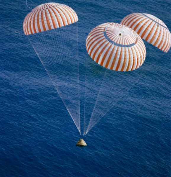 Le module de commande Apollo 17 revient sur Terre le 19 décembre 1972, attaché à trois parachutes