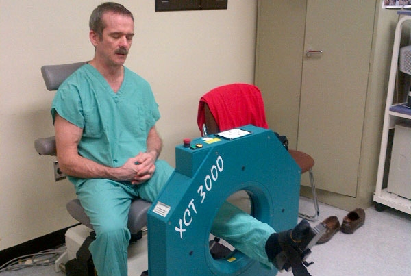 Chris Hadfield se soumet à un tomodensitogramme quantitatif pour obtenir des images détaillées des os de sa cheville peu après son retour sur Terre en 2013.