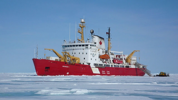 Le NGCC Amundsen est un brise-glace et un navire de recherche arctique de la classe du Pierre Radisson, exploités par la Garde côtière canadienne. 