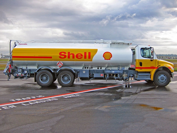 Un camion de ravitaillement de pétrole à l’aéroport international de Vancouver