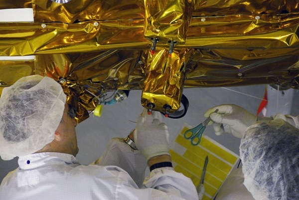 Des techniciens travaillent sur la couverture du vaisseau spatial Aquarius/ SAC-D