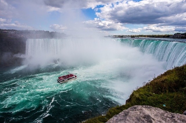 Bateau près des chutes du Niagara