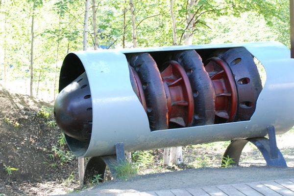 Un racleur de pipelines servant à nettoyer l’intérieur d’un oléoduc est exposé dans un centre d’interprétation situé près de Fairbanks, en Alaska 