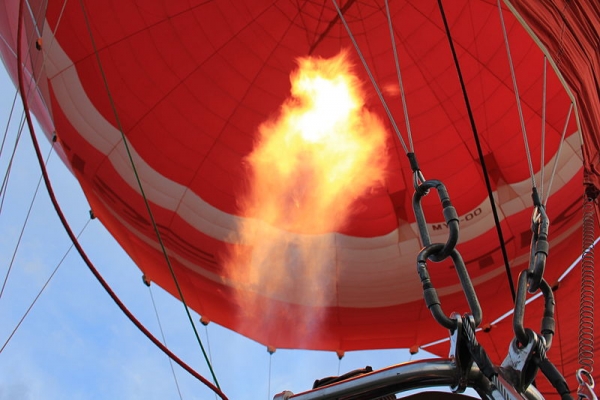 Des brûleurs chauffent l’air à l’intérieur d’une montgolfière