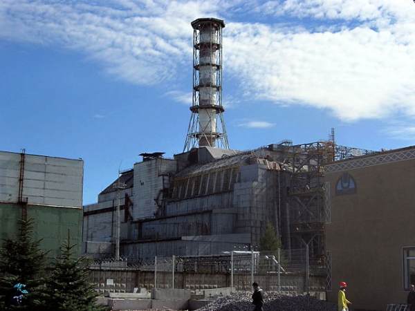 Chernobyl reactor #4 building/bâtiment du réacteur no 4