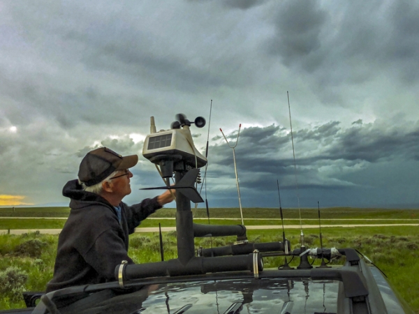 Un chasseur de tempêtes règle la station météorologique