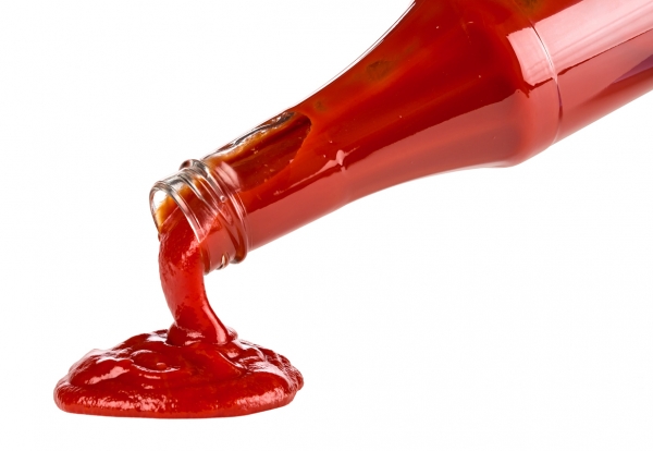 Ketchup versé d’une bouteille en verre