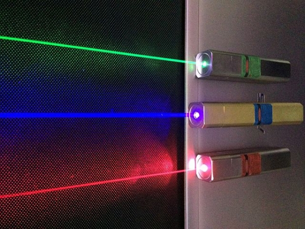 Des lasers monochromatiques ayant des longueurs d’onde de 520 nm, 445 nm et 635 nm