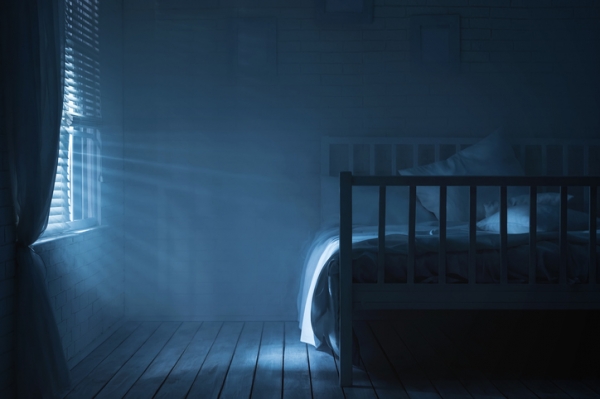 Lumière intrusive dans une chambre à coucher, la nuit 