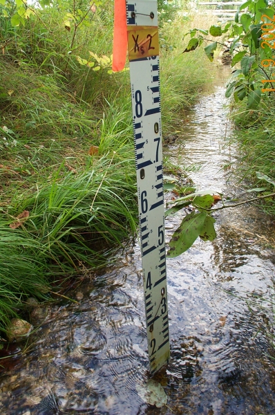 Fluviomètre dans un petit ruisseau