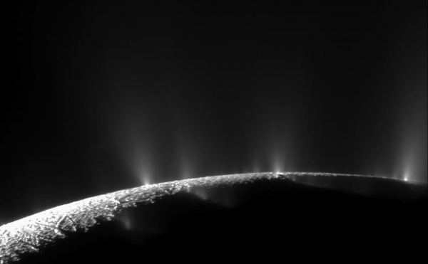 Des geysers jaillissent de la surface d’Encelade