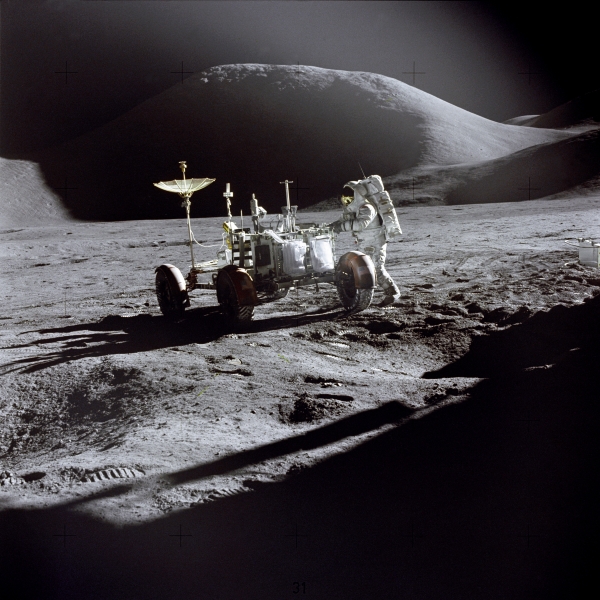 Un astronaute d’Apollo près du véhicule lunaire