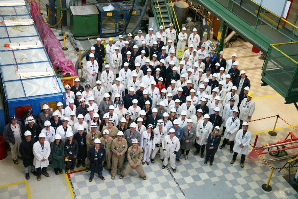 Rassemblement du personnel à l’occasion du 60e anniversaire du réacteur NRU, en 2017 