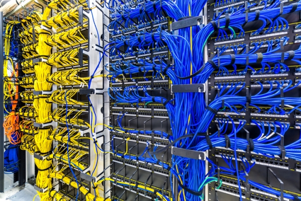 Câbles ethernet dans un centre de données