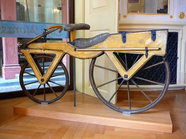 Ancêtre de la bicyclette, appelé Laufmaschine, ce qui signifie « machine à courir ». Celle-ci a été fabriquée vers 1820 