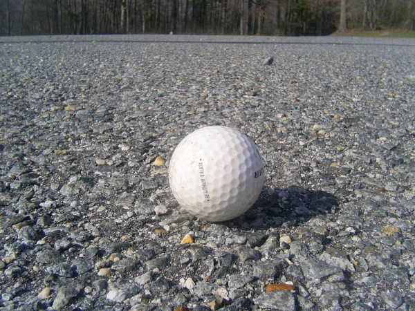 Balle de golf sur le gravier