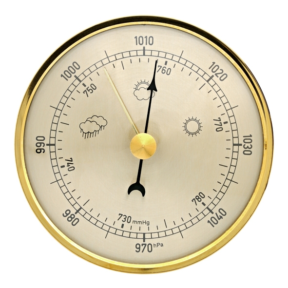 Photographie couleur d’un cadran blanc avec des symboles météorologiques, deux séries de chiffres et deux aiguilles