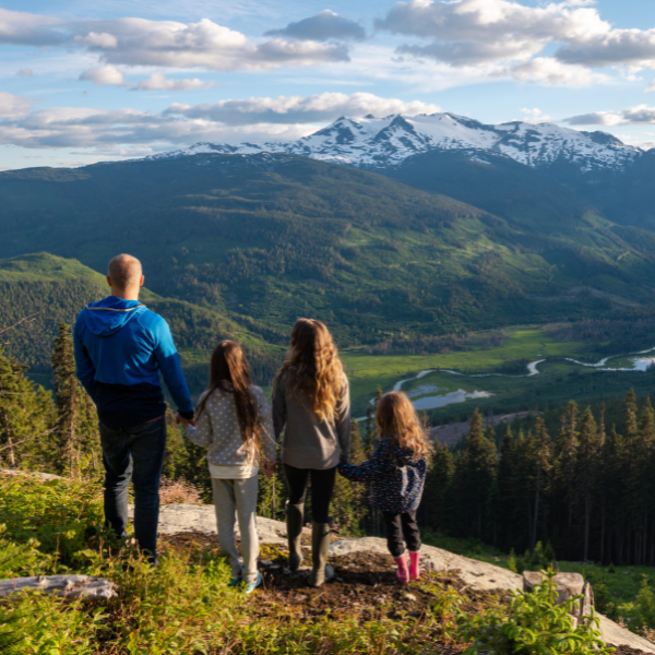 Une famille qui regarde une chaîne de montagnes