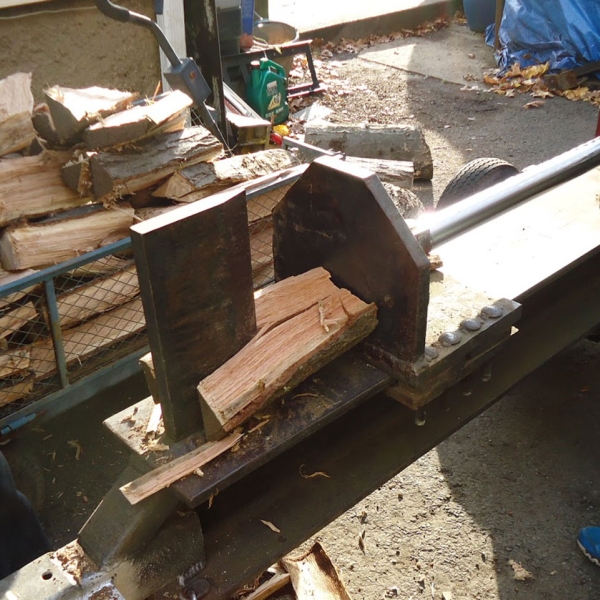 File:Fendeuse à bois hydraulique en fonctionnement.jpg - Wikimedia